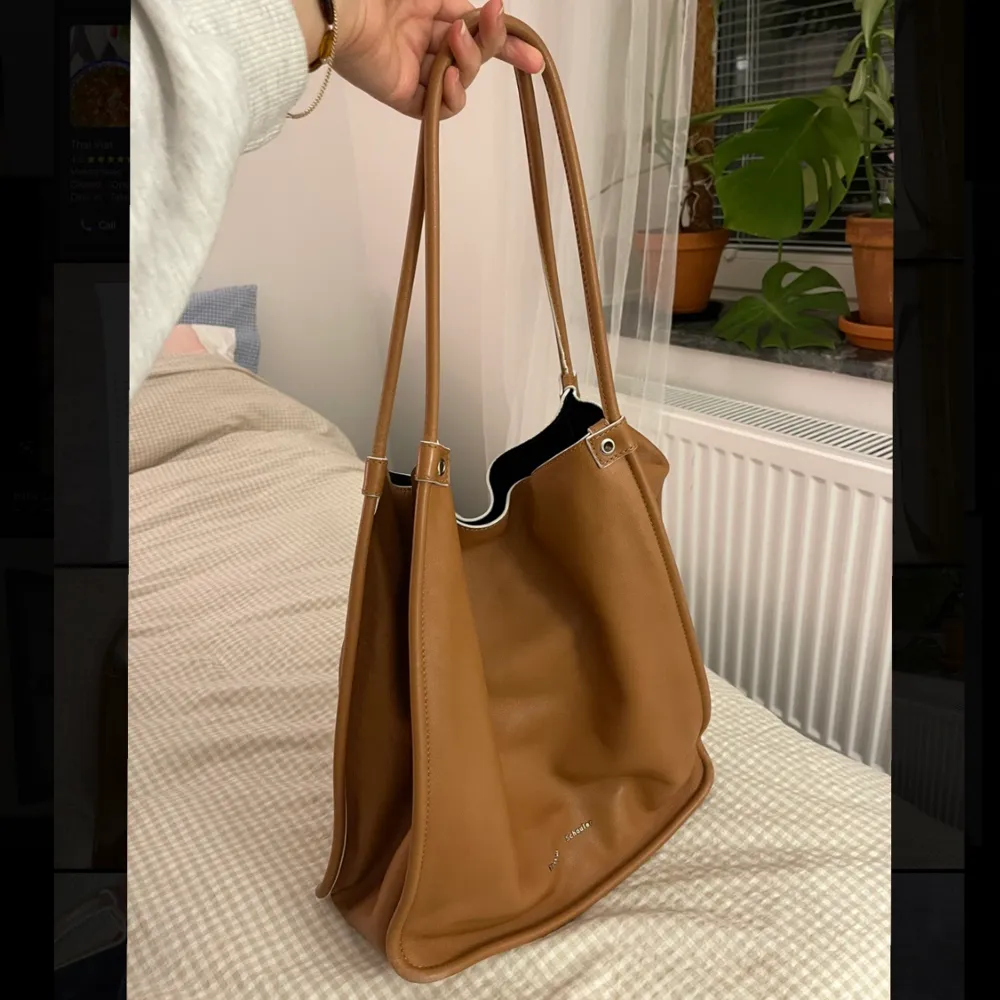 Intressekoll för min älskade äkta Proenza Schouler brun/beige läder tote i mycket bra skick! ✨. Väskor.