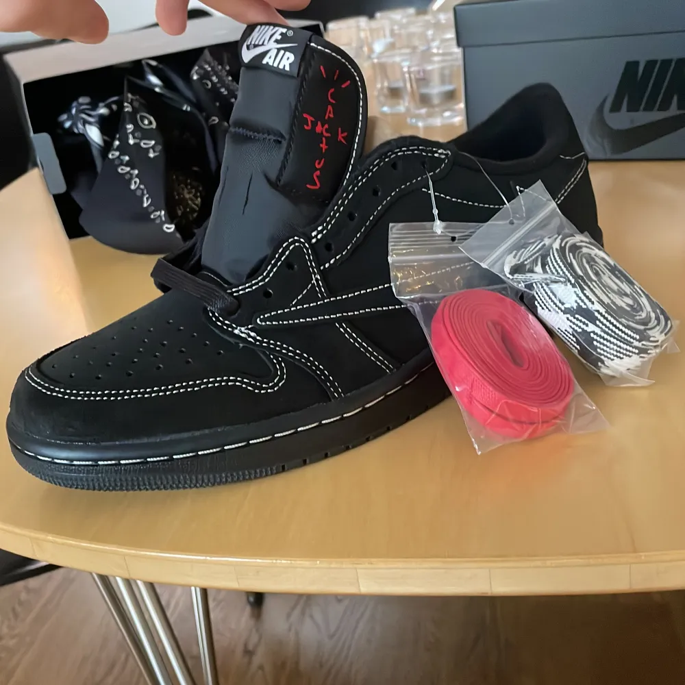 Nike Air Jordan 1 low OG SP Black Phantom. Skorna är oanvända och är vunna på ett dropp av Nike. Vid köp medkommer även boxen och digitalt kvitto finns självklart. Hör av er vid frågor☺️. Skor.