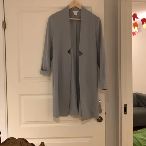 Kavaj - Lång kavaj i mycket fint skick  Storlek 36 Märke: HM Frakt tillkommer 