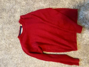 Röd tjocktröja - Skön röd tjocktröja i bra kvalite