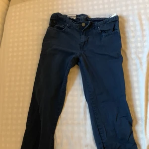 Byxor/Chinos - Chinos i Storlek S på första bilden. Linne/tygbyxor på andra bilden, storlek S. Väldig skönt material. 150kr styck, båda för 250 kr