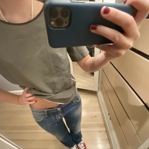 Sandro topp - Aldrig använd köpt second hand!! Snygg med cool öppning i ryggen, skriv för fler bilder