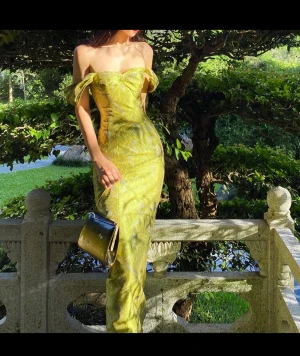 [NEW] Green Patterned Dress - Brand new, True to size, Non-stretch, Has zipper with slit