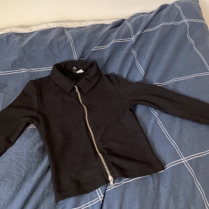 Svart kedje tröja💋 - En supersöt svart kedje tröja! Använd ca 2 gånger. Säljer den nu eftersom att den börjar bli för liten😊