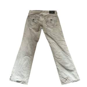 Ett par riktigt feta true religion jeans utan tydliga tecken på användning. Har de klassiska flap fickorna fasst med unik stitching. Äkta och Köpta från Grailed. Jag säljer de eftersom de är lite för stora i midjan för mig.