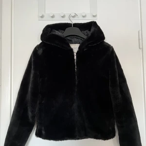 Teddyjacka - Svart teddyjacka i strl XS. Jackan är i bra skick.
