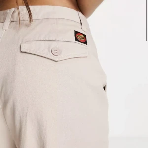 Santa Cruz pants - storlek 40 - Baggy pants, oanvänd. Köpt för 450 men säljs för 200 men kan sänka priset vid snabbaffär  Du står för frakten 