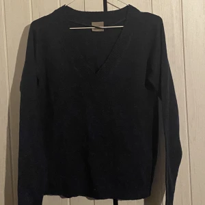 Stickad tröja  - Säljer den här oanvända tröjan då den inte riktigt är min stil. Är xs men passar mig som vanligtvis har på sig S