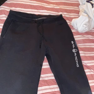 Sail Racing byxor  - Säljer pga att de är för stora. Använt byxorna 2-3 gånger och de har blivit tvättade. Fläcken är vatten och bör ha torkats. Pris kan diskuteras