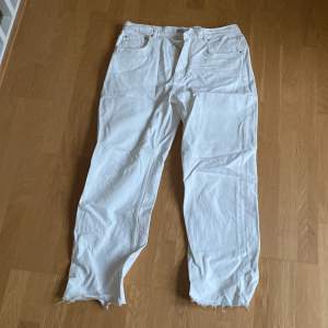 Vita jeans från ginatricot som ALDRIG används och det är därför dem säljs! Bra passform (straight/baggy) Orginalpris: 300kr