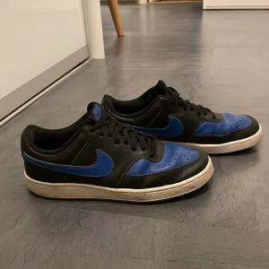 Säljer mina Nike skor  - Nike skor som liknar  Jordan low  Jag har använt ett par gånger. men jag kan göra rent och ta bort creasen från skorna 