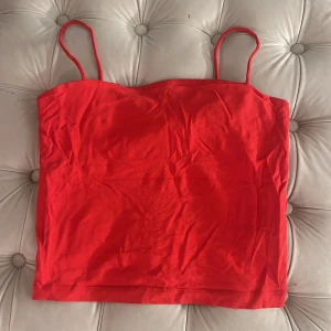 Gina linne - Rött linne från Gina tricot, funkar som tubtopp också! Frakt tillkommer 