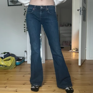 Lågmidjade jeans - Säljer dessa fina lågmidjade utsvängda jeans! Jeansen är i jätte fin sick. Innerbenslängd: 80cm midjemått: 78cm, jag är 167cm lång❤️