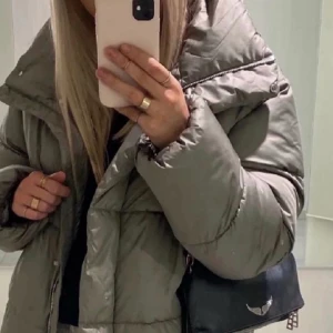 Hm puffer jacka - Supersnygg jacka från hm i svart som är lite oversized i modellen och i fint skick. Kan såklart skicka fler bilder om det önskas! Köp direkt för 500+ frakt🥰🥰