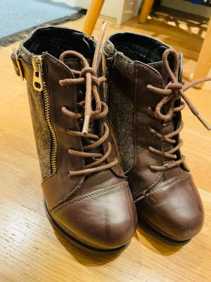 Comfortable brown boots - Very comfortable to wear, true to sixe, wore only a few times