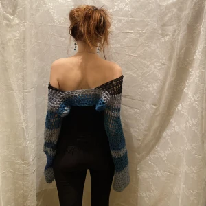 Blå virkad kofta - Blå virkis. Blandade garner handtvätt. För stor på mig å bruksr ha S/M. Mina mått är  Byst 89 cm Midja 73cm