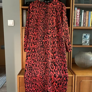 Zara leopardmönstrad klänning - Stolek L