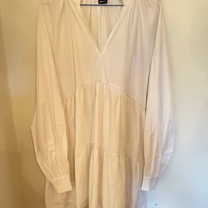 Vit klänning med volanger storlek 36 - Söt klänning från Gina med volanger. Storlek 36. 