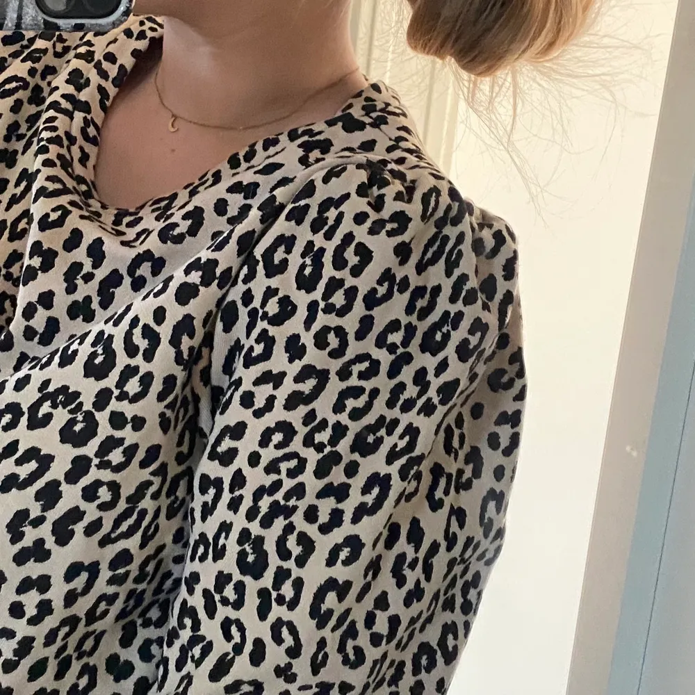 Säljer denna fina leopard tröja nu med puffärm som är trekvarts till armvecket🤎💕 vet ej vilken storlek den är exakt men den passar mig super som är S men skulle även passa M jättebra!. Toppar.