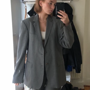 Kavaj - Jättesnygg kavaj som aldrig använts! Köpt här på plick för ett tag sedan. Herrmodell och skulle säga att den sitter snyggt på en m/L damstorlek. 