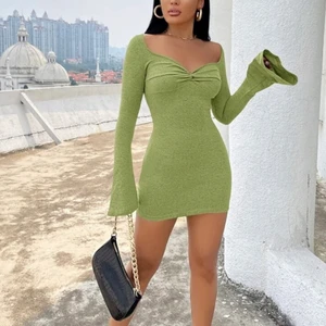 Grön klänning  - Snygg grön klänning från shein (bilder från hemsidan). Klänningen är i storlek M men den är stretchig så skulle säga den passar S-L💚💚