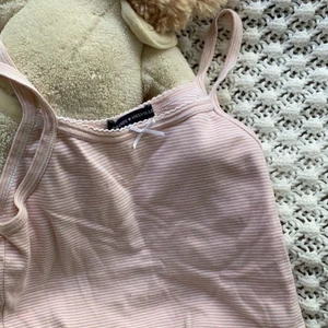 Väldigt söt baby rosa tank top 🧸💗 - Knappt använd , köpte från brandy Melville 2 år sedan. Har inte haft någon användning av tröjan och det är inget fel på den!💗