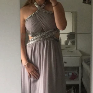 Balklänning - Säljer nu min älskade balklänning💓 använd 2 gånger och har paljetter som lossnat på några få ställen. Otroligt skön och fin! Storlek M/L💗 resår i ryggen så är väldigt formbar. För fler bilder, skicka gärna ett meddelande💕