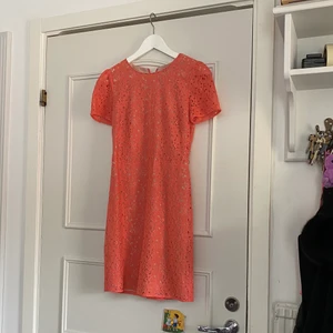 Klänning - Jätte fin färgglad klänning, använd ca 2 gånger. Säljer för rensning i garderob! För mer info skriv privat.