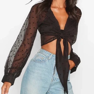 Topp  - Jätte fin skjorta från boohoo som man knyter fram till! Genomskinlig med prickar och super fin! Använd 2 gånger men i nyskick! Jag kan mötas upp eller frakta! #sommar #fest #boohoo  Storlek 38