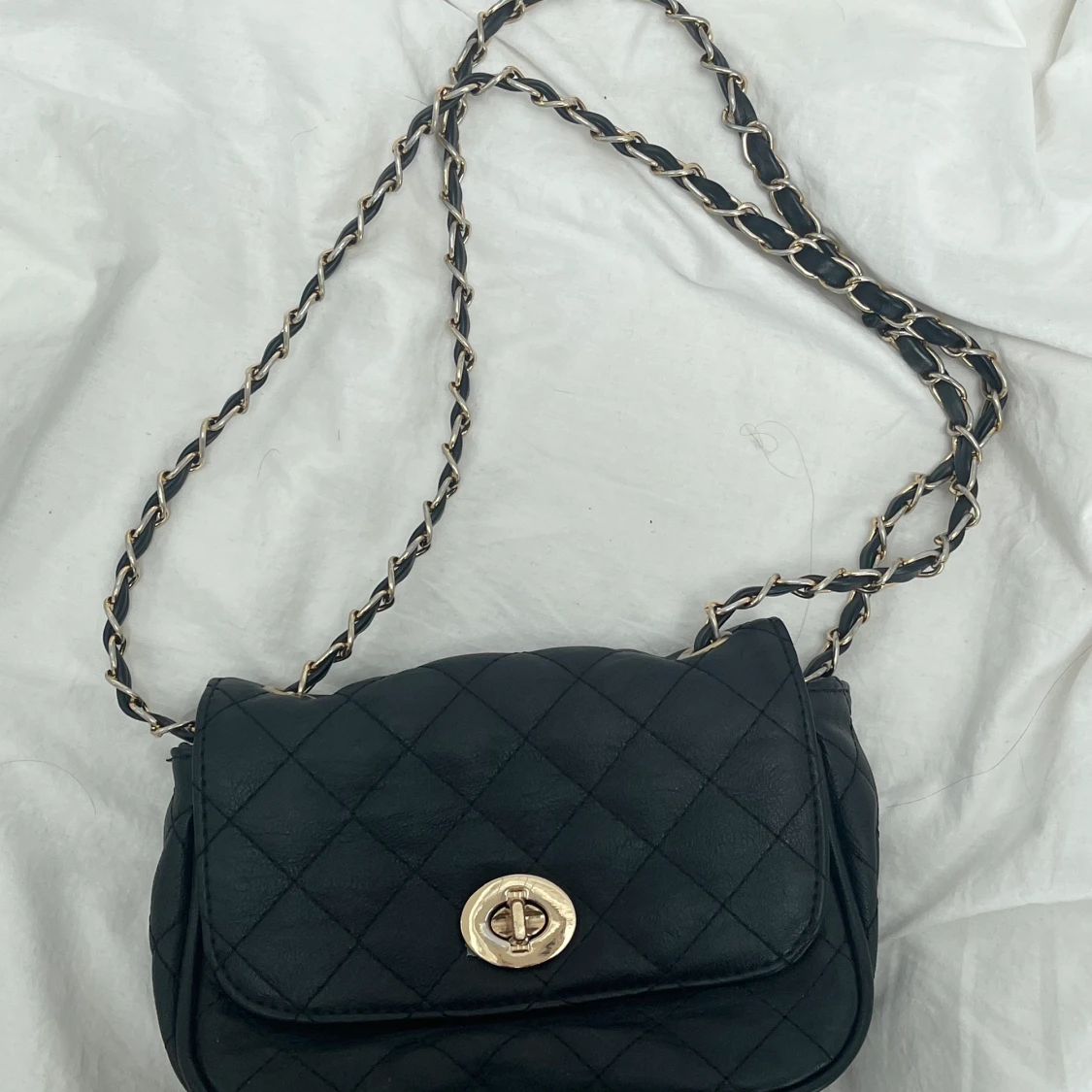 Svart axelremsväska