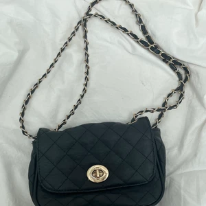 Svart axelremsväska  - Snygg stilren svart axelremsväska! Passar till allt 🖤 Har tecken på att den har användts men är i bra skick! 💕