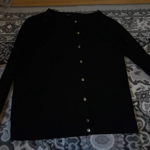 Tröja ❤️❤️❤️❤️ - Säljer denna fina tröja som har använts fåtal gånger, den är i strl L men sitter som M❤️