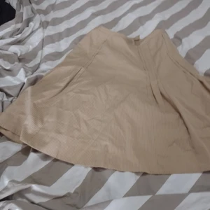 Beige kjol - Beige kjol randig storlek 38