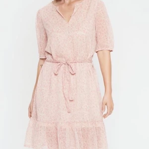 Klänning från Saint tropez - Helt ny klänning i storlek XS, skulle även passa en S. Som sagt aldrig använd så lappen är kvar. Nypris: 699:- men säljer den för 400:- då det är årets ”kollektion” + frakt 🥰