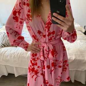 Klänning XS - Klänning i använt men fint skick. Använt fåtal gånger. Storlek XS 🥰