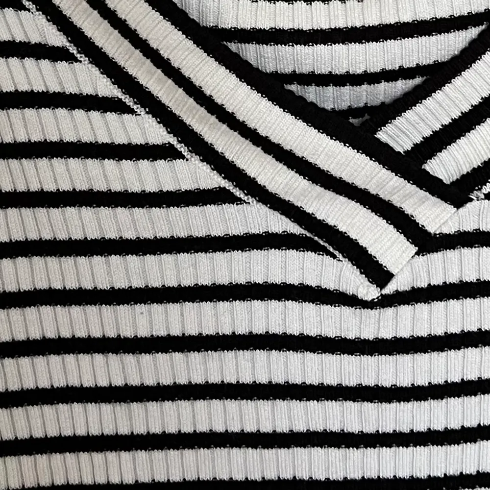 Black and white striped long sleeve sweater that I bought a long time ago. I’ve only used it a couple of times but it’s still in a great condition.✨. Tröjor & Koftor.