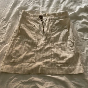 Vit kjol - Vit kjol från HM som jag köpta 2019. Den sitter så fin och passar till jättemånga olika toppar.😍 Köparen står för frakten💞  Nypris: 149kr Säljer för: 50kr 