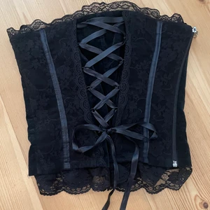 Korsett - Säljer min fina svarta korsett, köpt secondhand på humana. 🫶🏽