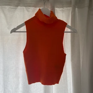 Linne med polo - Coolt linne från H&M med polokrage, aldrig använt. Storlek xs, köpt för 90kr, säljer för 60 + frakt🌼