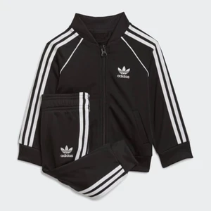 Ny adidas sett  - 6-7 år. Ny fast utan etikett, aldrig använd, köpt från Intersport 
