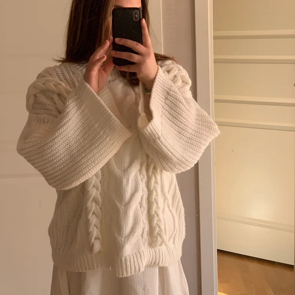 En fin vit stickad långärmad tröja ifrån h&m. Den är väldigt stor för sin storlek. Jag är 165cm, så du kan utgå ifrån det. Tröjan är aldrig använd, därför sitter lappen ännu kvar 🥰. Stickat.
