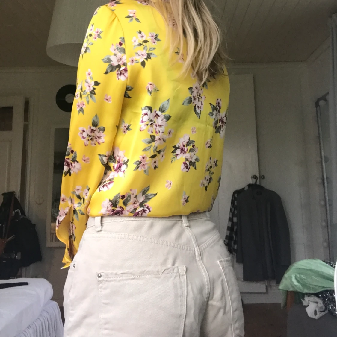 Gul mönstrad blus i storlek S - 90