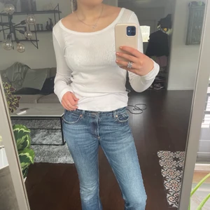 Vit långärmad tröja - Den Perfekta vita långärmade tröjan, sitter asnajs