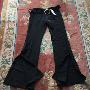 Ny lowwaist kostum byxa - I mycket bra skick och pasar till allt .ny pris 499 och säljer för 400.midjamätta 68cmrunt och längth 104cm