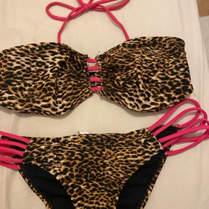 Leo bikini  - Säljer ett bikini Leo sett som är helt oanvänd. Den har jätte fina detaljer vid sidorna och vid bröstet. Öppen i ryggen. 