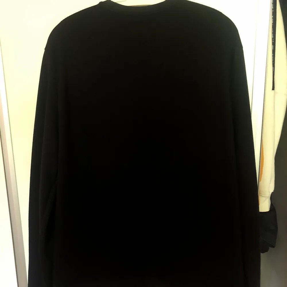 En svart Armani sweatshirt som jag har använt ett par gånger. Men är i bra skick😁 (699kr inklusive frakt). Tröjor & Koftor.