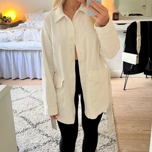 Manchester Jacka - Super söt manchester jacka från Monki i storleken S. I väldigt fint skick då jag knapp har använt den💖 Perfekt att ha som jacka nu till sommaren!! Jag är ungefär 160cm. 