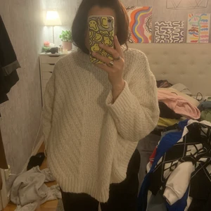 vit stickad tröja! - mysig och perfekt till sommaren!