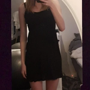 Klänning  - Säljer en jätte fin svart klänning som passar jätte bra till sommaren💕 den är lite ribbad i ryggen. Säljer den pågrund av att den är lite för kort för mig. Aldrig andvänd, Skriv för mer bilder💕