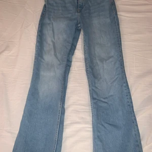 Zara jeans - Blåa flaire zara jeans Stl 34 Fina i bra skick  150kr + frakt